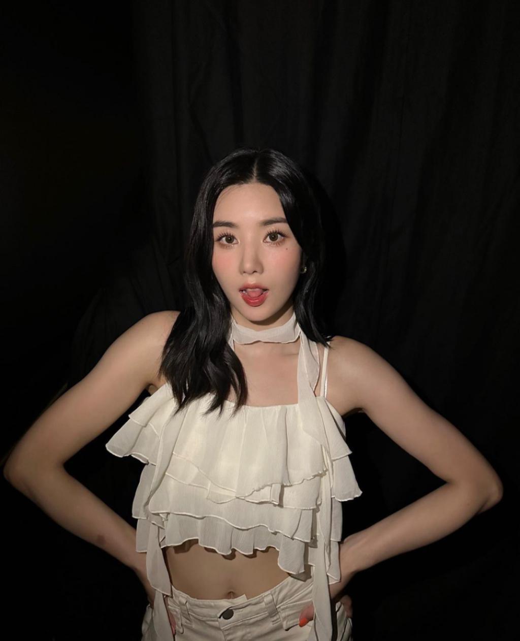 意外事故还是故意设计？新晋韩流女神肩带掉落险酿舞台走光