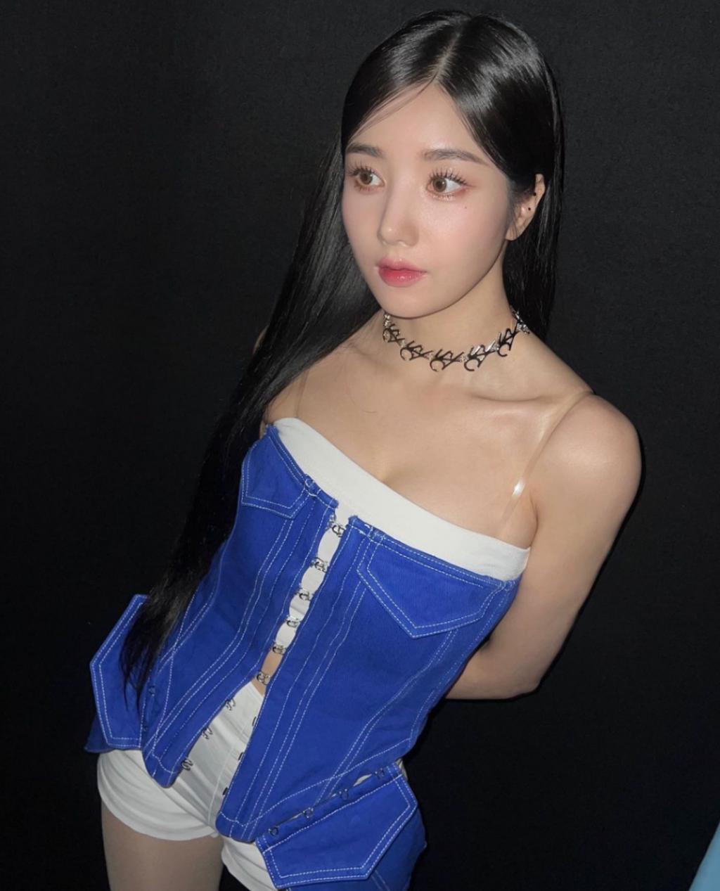 意外事故还是故意设计？新晋韩流女神肩带掉落险酿舞台走光