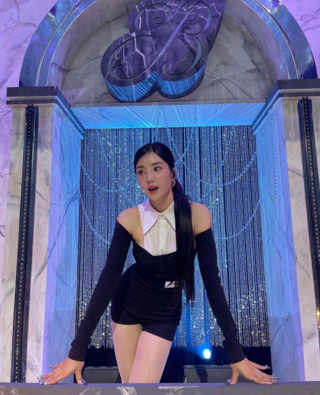 意外事故还是故意设计？新晋韩流女神肩带掉落险酿舞台走光