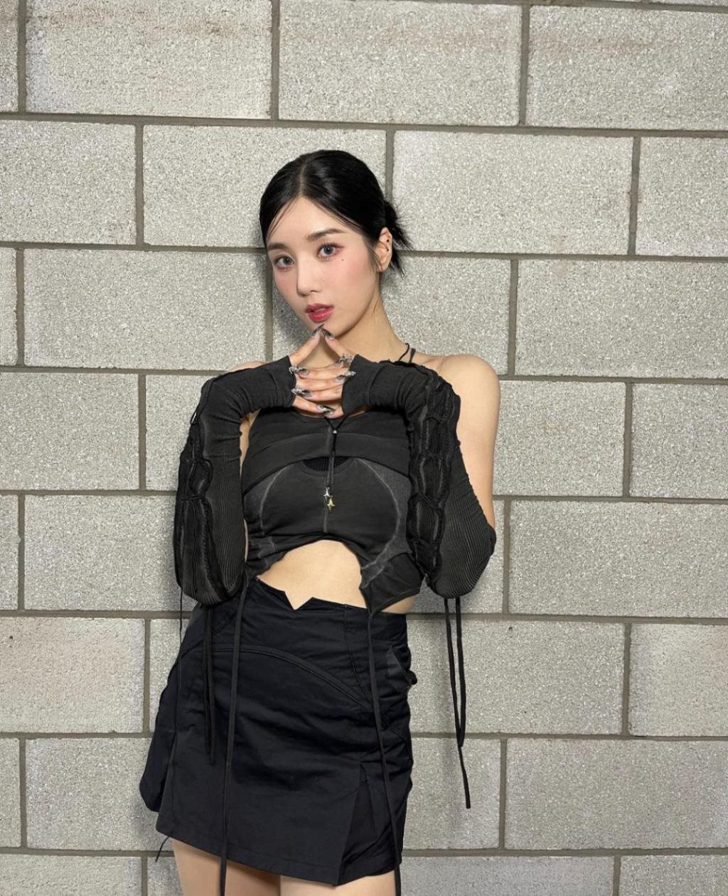 意外事故还是故意设计？新晋韩流女神肩带掉落险酿舞台走光