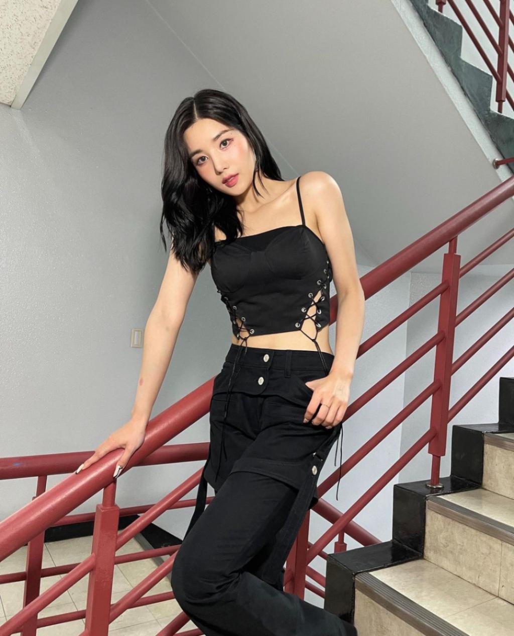 意外事故还是故意设计？新晋韩流女神肩带掉落险酿舞台走光