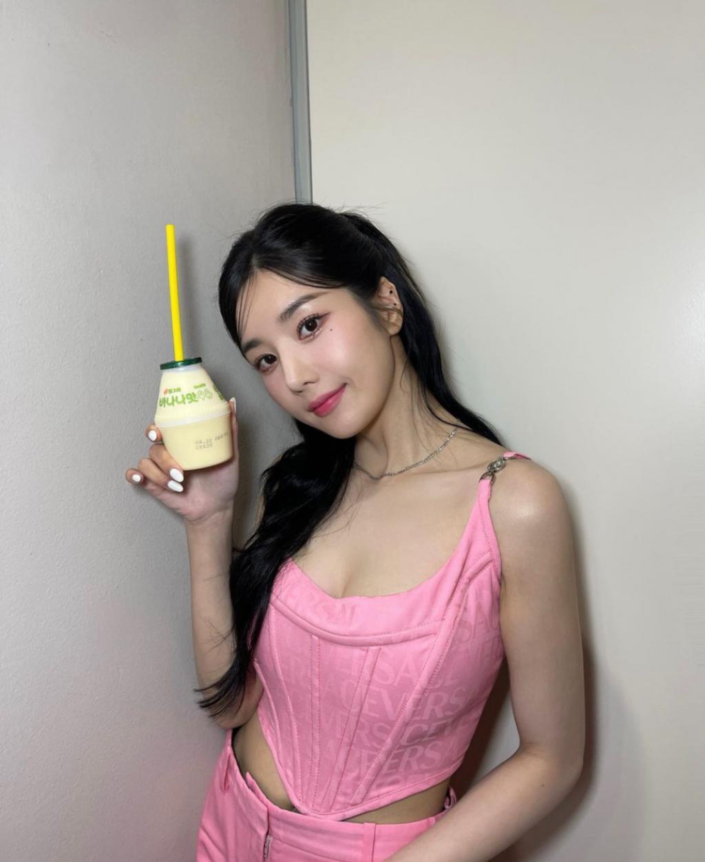 意外事故还是故意设计？新晋韩流女神肩带掉落险酿舞台走光