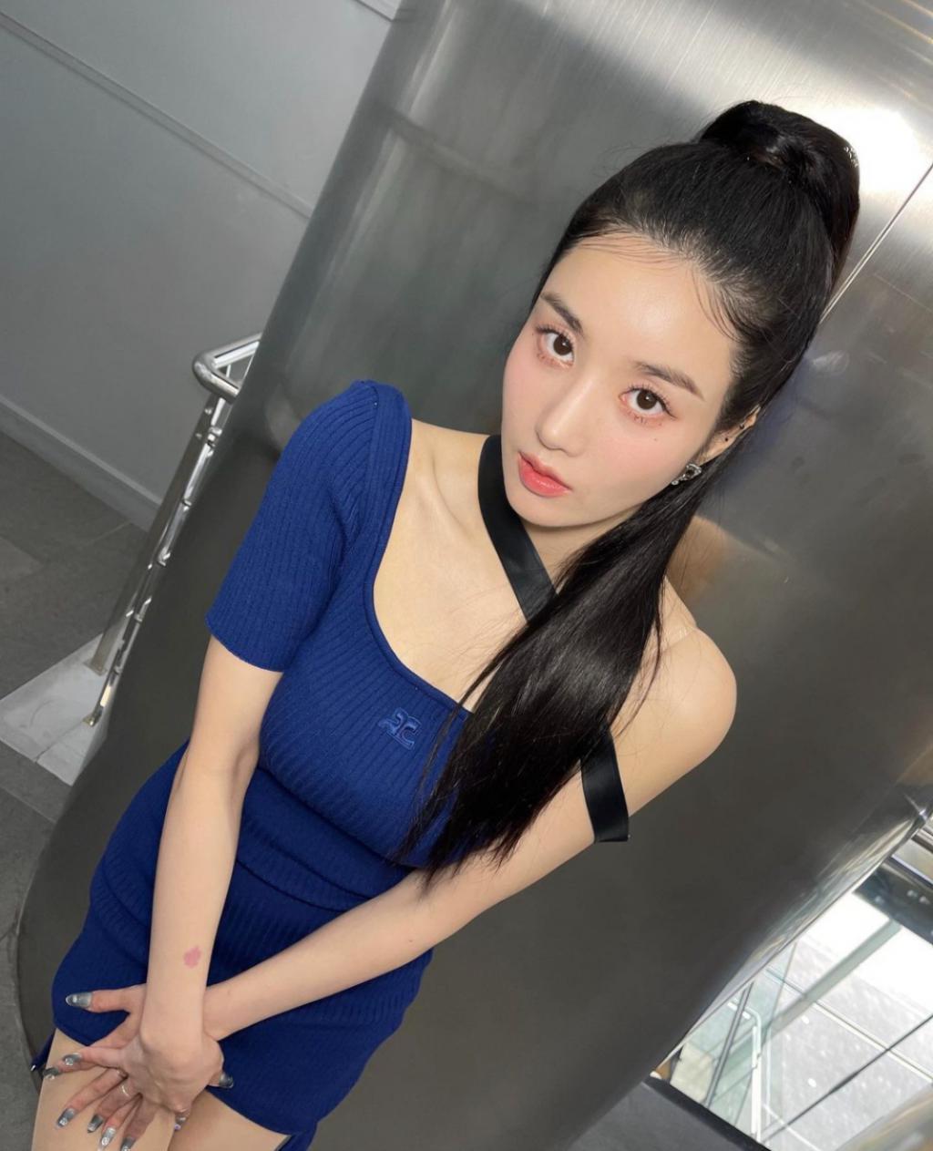 意外事故还是故意设计？新晋韩流女神肩带掉落险酿舞台走光