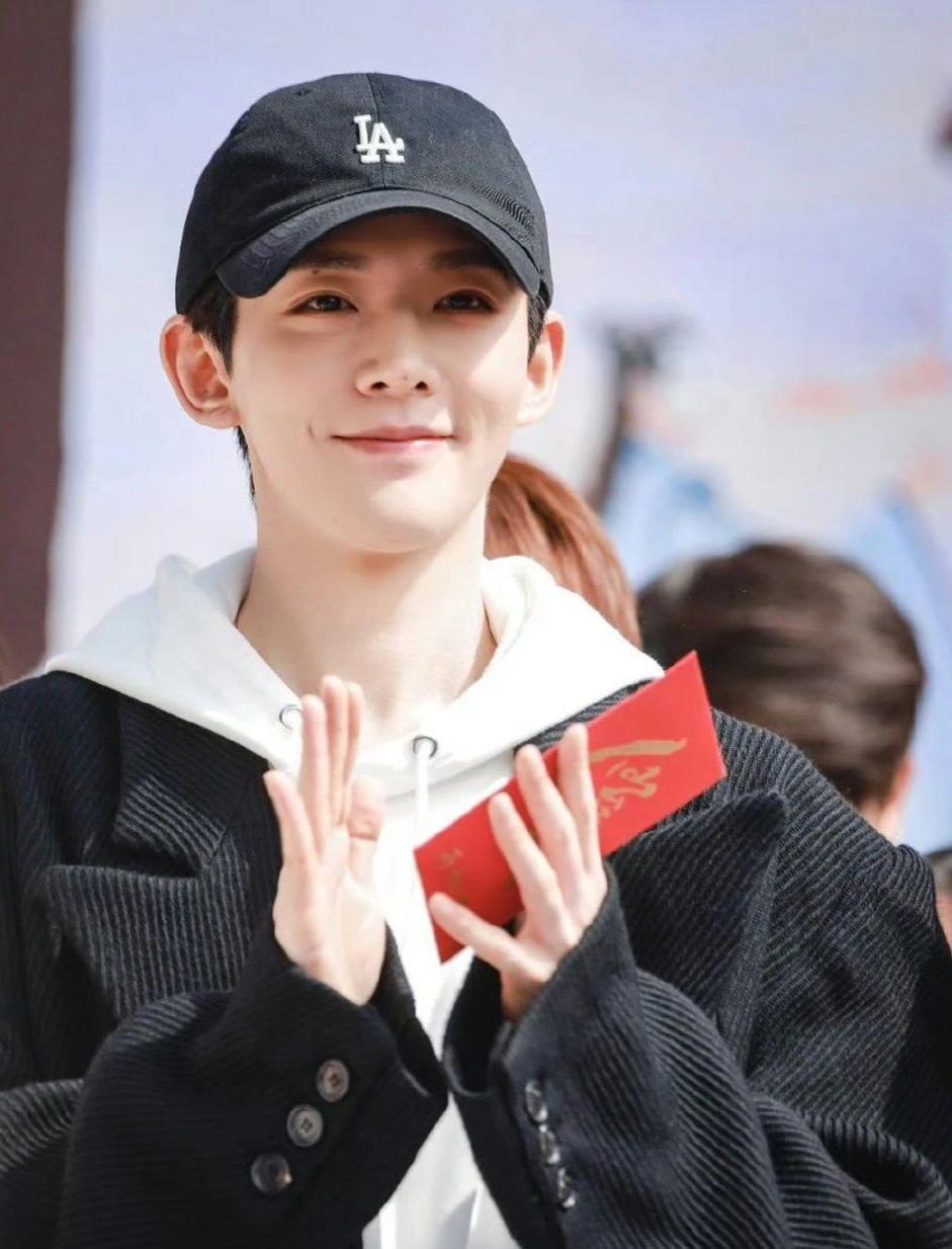 一口气吸粉100万 ，他真的爆红成顶流了？