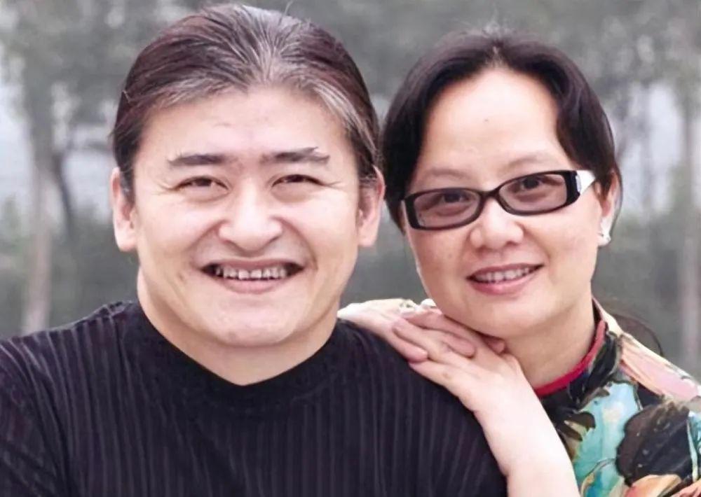 刘欢陪爱妻看球,满头白发身材变瘦,付笛生携老婆露面