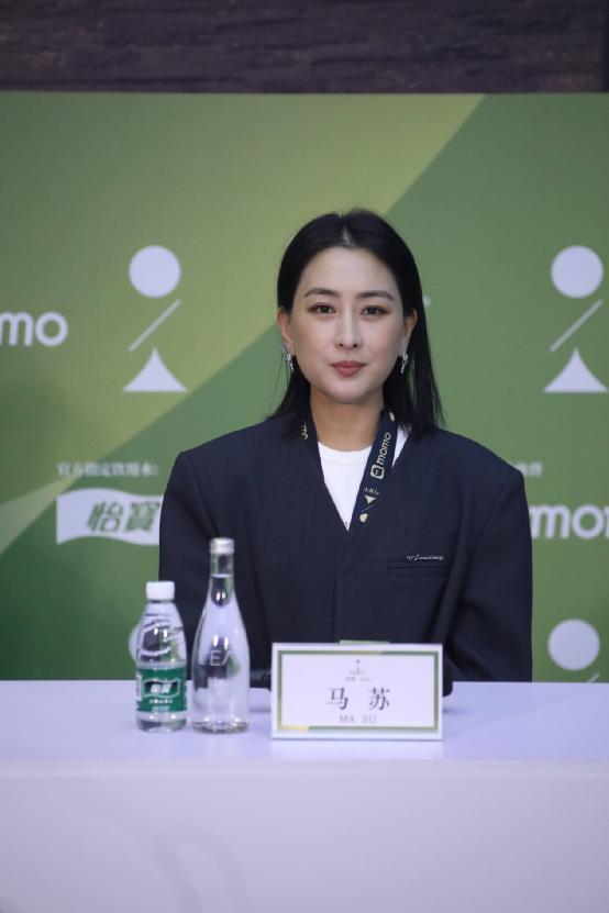 平遥红毯：周冬雨露背装太修长，朱一龙贵气，文淇像周深