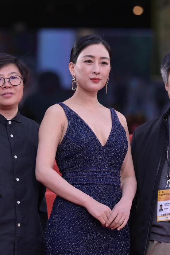 平遥红毯：周冬雨露背装太修长，朱一龙贵气，文淇像周深