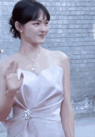平遥红毯：周冬雨露背装太修长，朱一龙贵气，文淇像周深