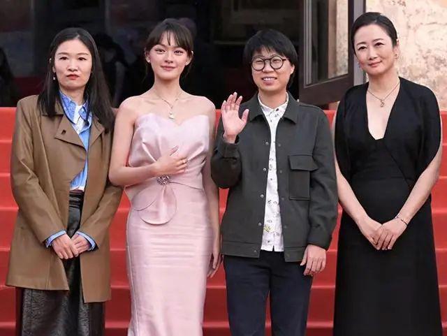 平遥红毯：周冬雨露背装太修长，朱一龙贵气，文淇像周深