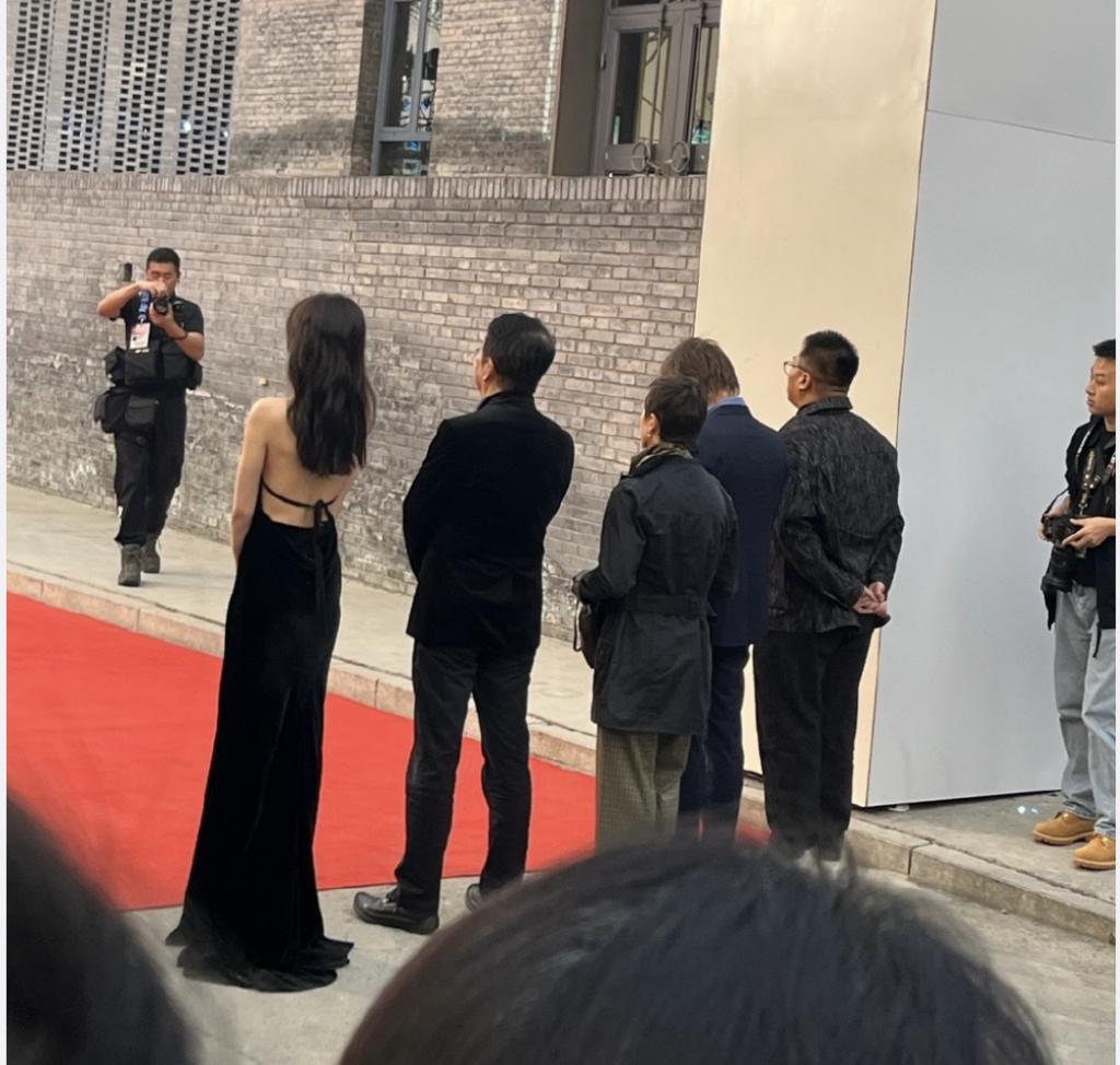 平遥红毯：周冬雨露背装太修长，朱一龙贵气，文淇像周深