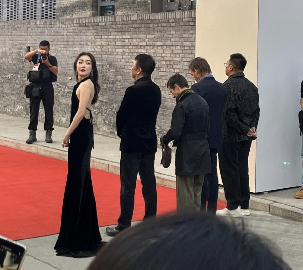 平遥红毯：周冬雨露背装太修长，朱一龙贵气，文淇像周深