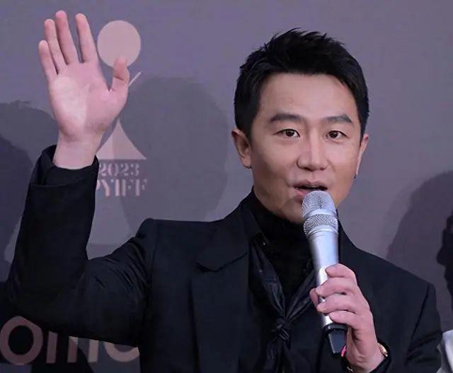 平遥红毯：周冬雨露背装太修长，朱一龙贵气，文淇像周深