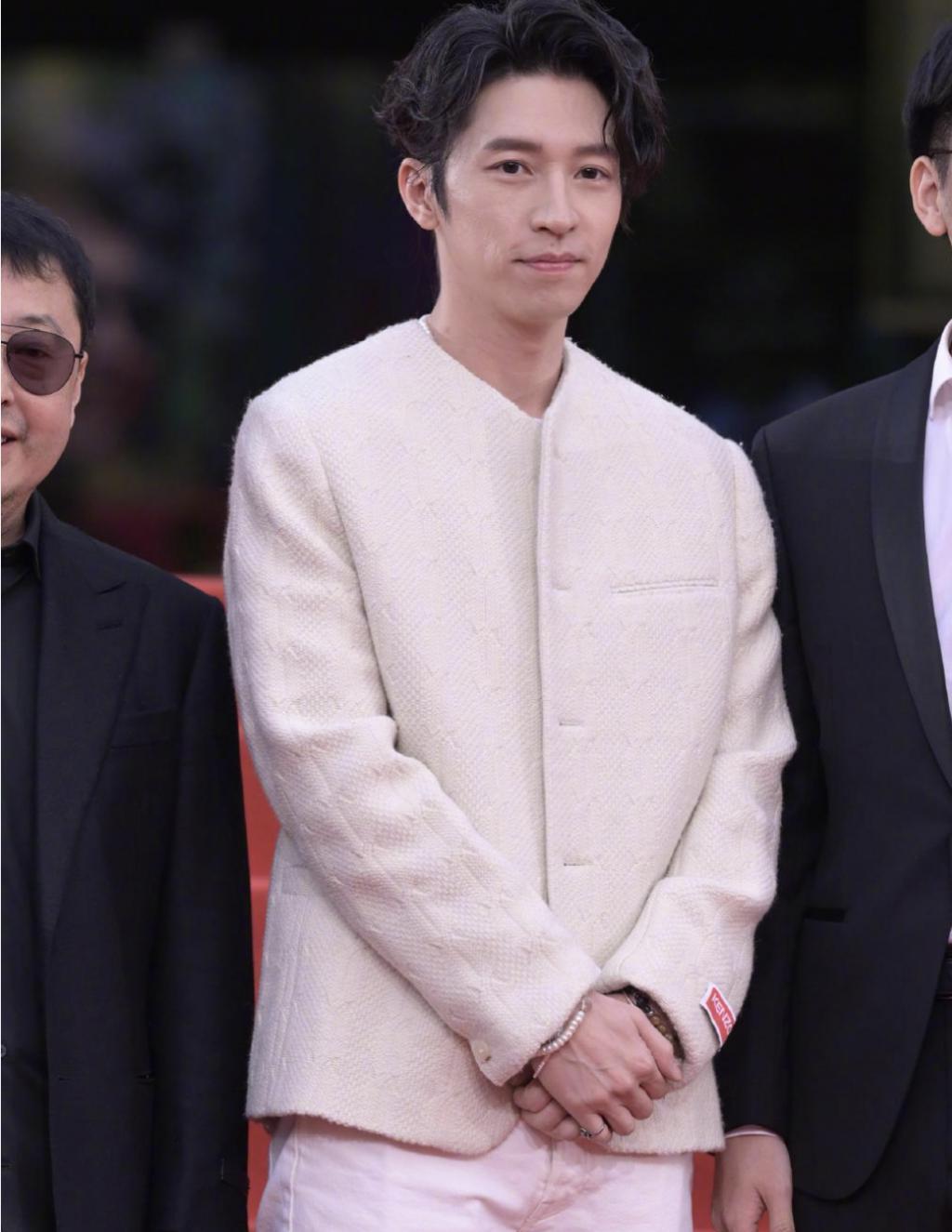 平遥红毯：周冬雨露背装太修长，朱一龙贵气，文淇像周深