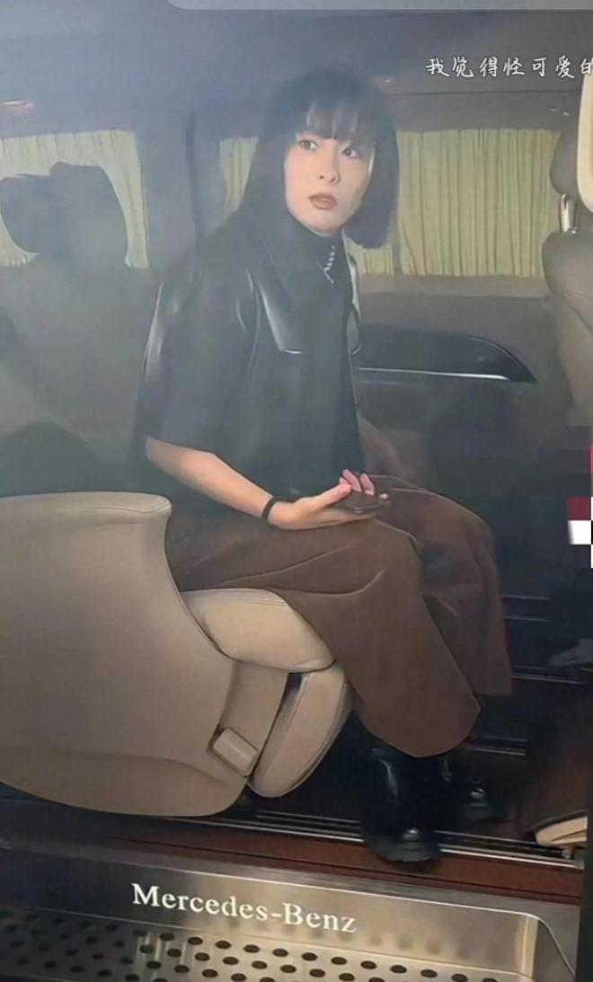高叶现身机场发型大翻车 网友：瞬间没了气质