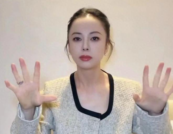55岁黄绮珊近照撞脸吉娜，美颜滤镜开太大惹争议