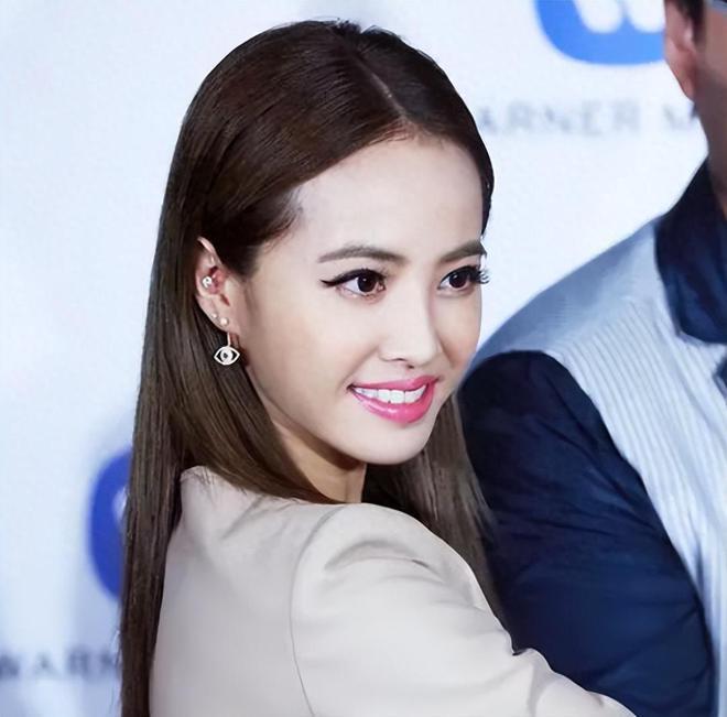55岁黄绮珊近照撞脸吉娜，美颜滤镜开太大惹争议
