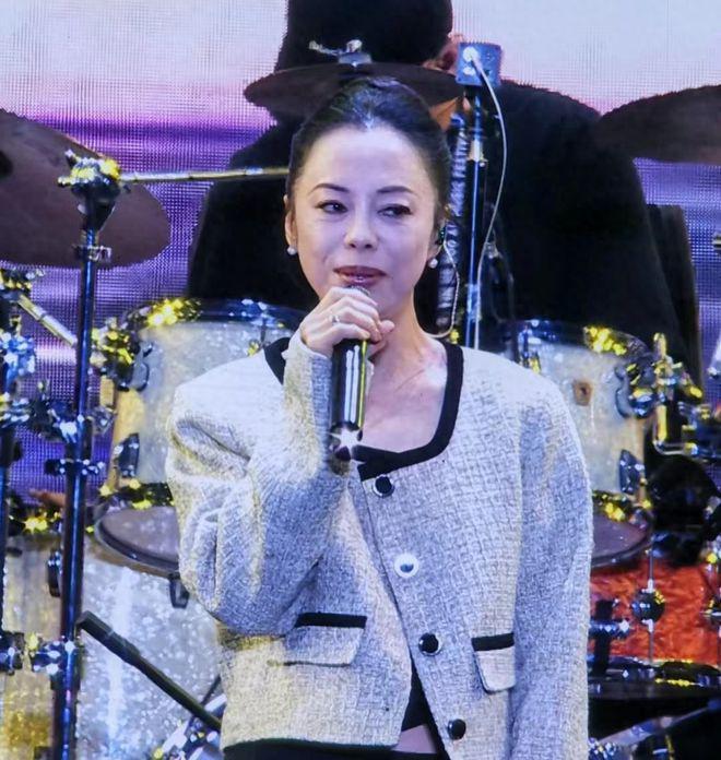 55岁黄绮珊近照撞脸吉娜，美颜滤镜开太大惹争议