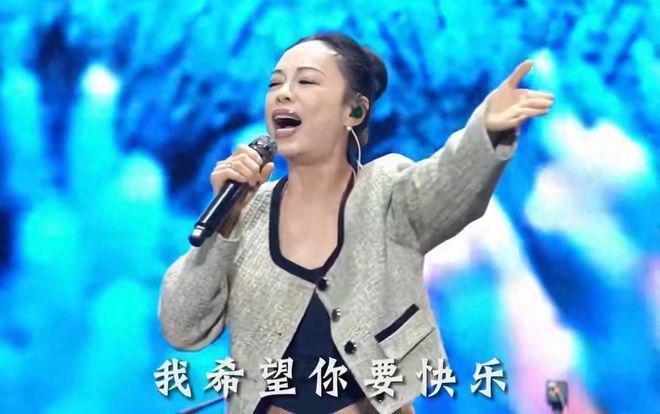 55岁黄绮珊近照撞脸吉娜，美颜滤镜开太大惹争议