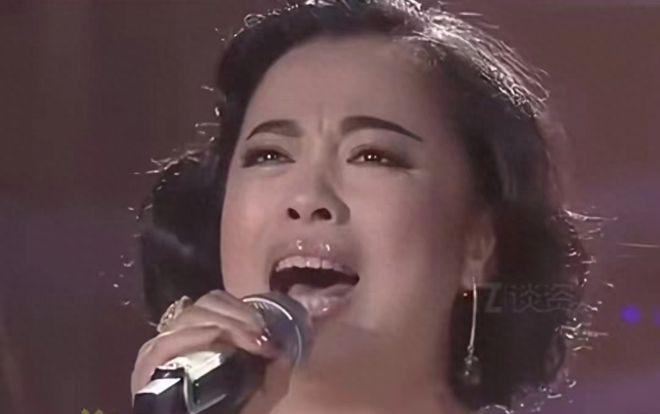 55岁黄绮珊近照撞脸吉娜，美颜滤镜开太大惹争议