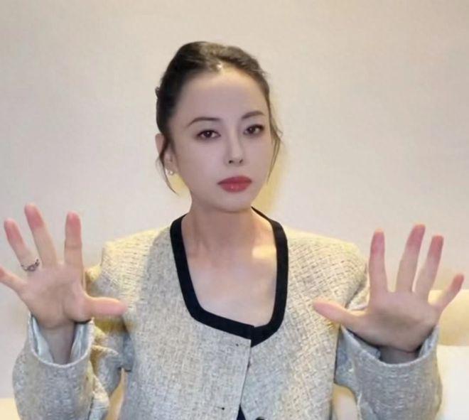 55岁黄绮珊近照撞脸吉娜，美颜滤镜开太大惹争议