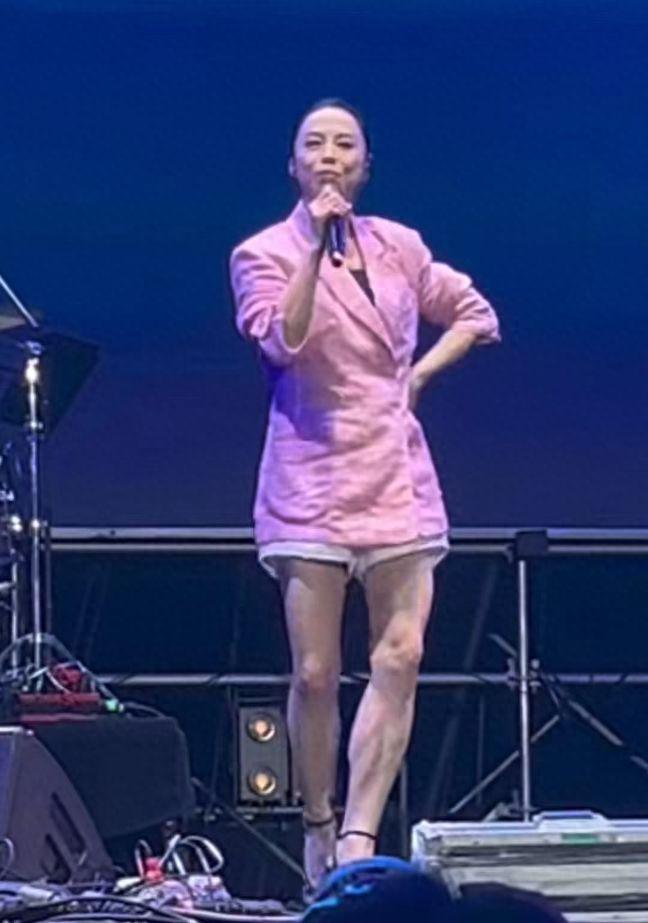 55岁黄绮珊近照撞脸吉娜，美颜滤镜开太大惹争议