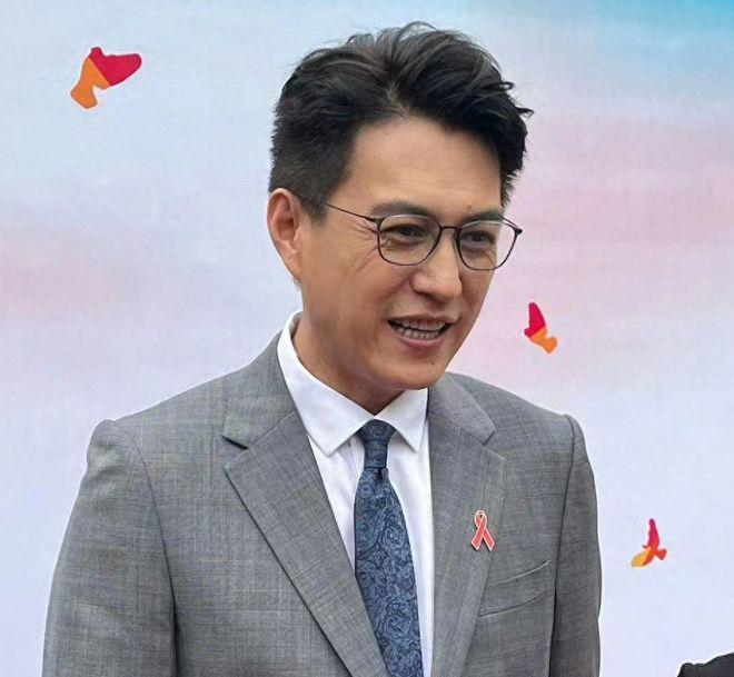 靳东热搜翻车了！进大学校园做活动，暴露知识短板被吐槽