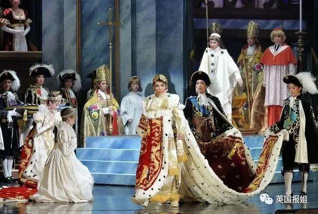 日本国宝剧团当家花旦自杀，曝恐怖内幕！