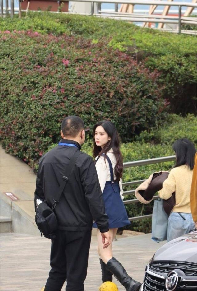 《奔跑吧》特别季开录 范丞丞白鹿张真源等成员合影