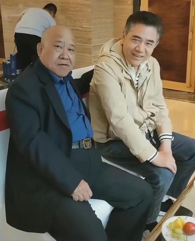 《大宅门》老演员聚会照曝光 66岁陈宝国罕见露面