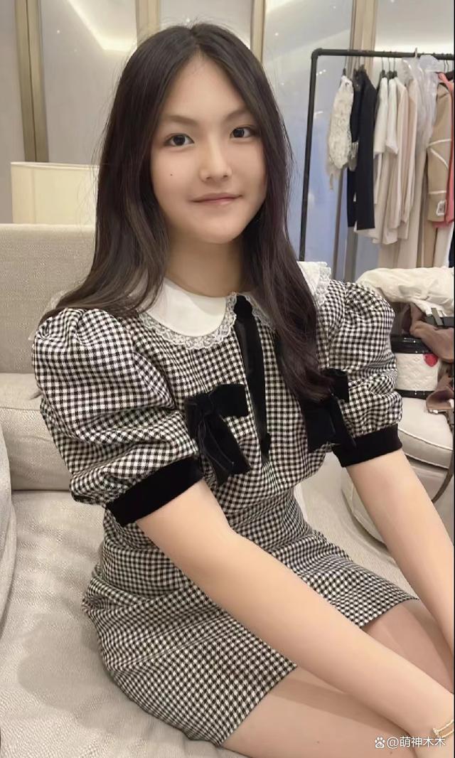 李湘王岳伦晒照为王诗龄庆生，造型价值超7万却被吐槽土气