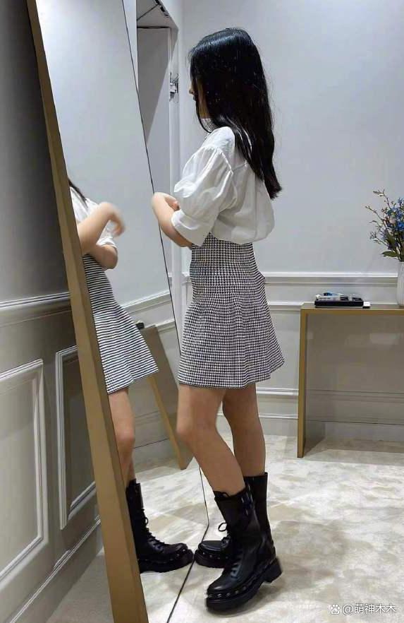 李湘王岳伦晒照为王诗龄庆生，造型价值超7万却被吐槽土气