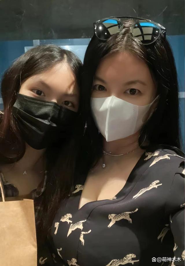 李湘王岳伦晒照为王诗龄庆生，造型价值超7万却被吐槽土气