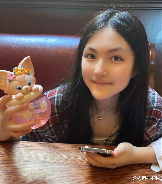 李湘王岳伦晒照为王诗龄庆生，造型价值超7万却被吐槽土气