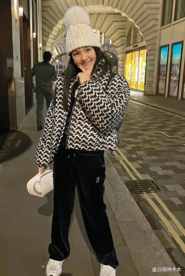 李湘王岳伦晒照为王诗龄庆生，造型价值超7万却被吐槽土气
