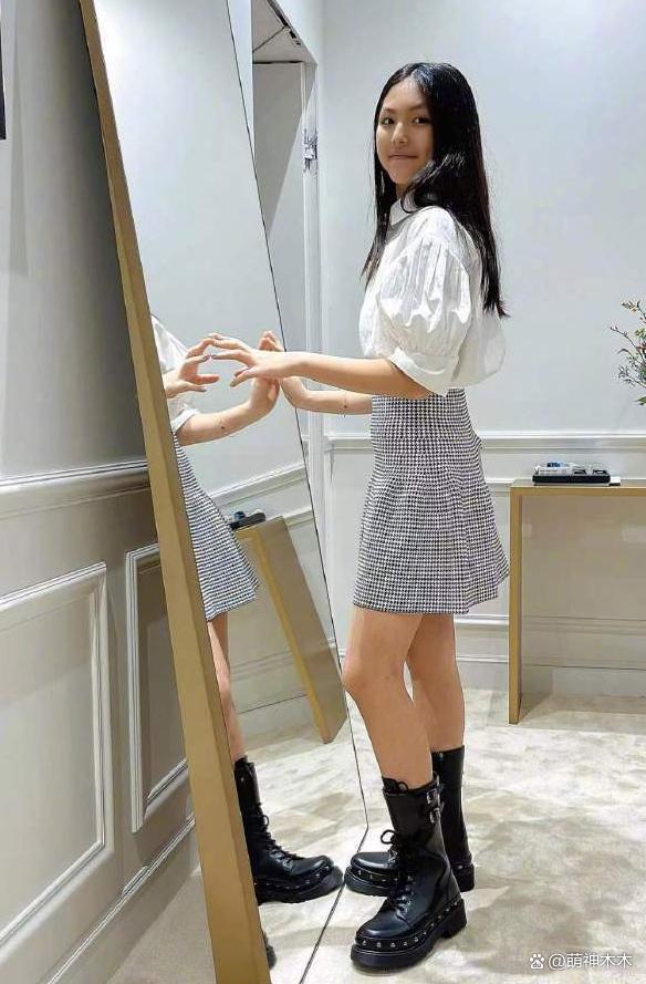 李湘王岳伦晒照为王诗龄庆生，造型价值超7万却被吐槽土气