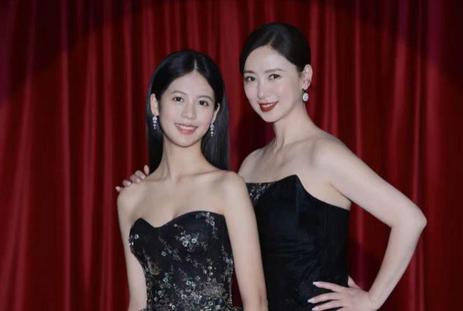翁虹晒全家福为女儿庆生 16岁水晶长相甜美眼睛大