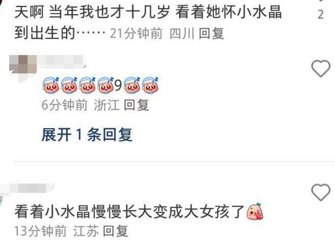 翁虹晒全家福为女儿庆生 16岁水晶长相甜美眼睛大