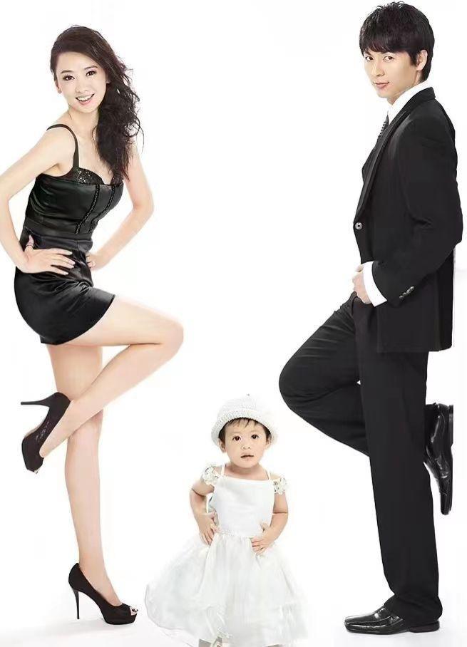 翁虹晒全家福为女儿庆生 16岁水晶长相甜美眼睛大