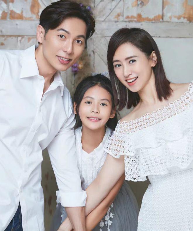 翁虹晒全家福为女儿庆生 16岁水晶长相甜美眼睛大