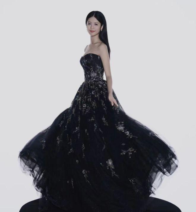 翁虹晒全家福为女儿庆生 16岁水晶长相甜美眼睛大