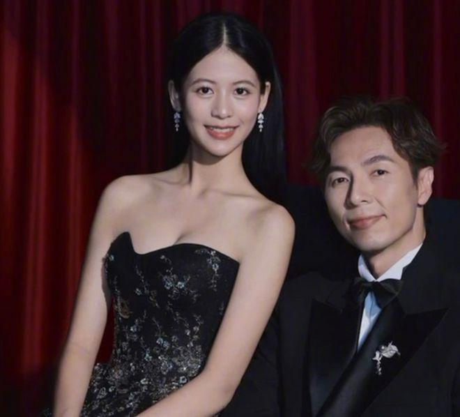 翁虹晒全家福为女儿庆生 16岁水晶长相甜美眼睛大
