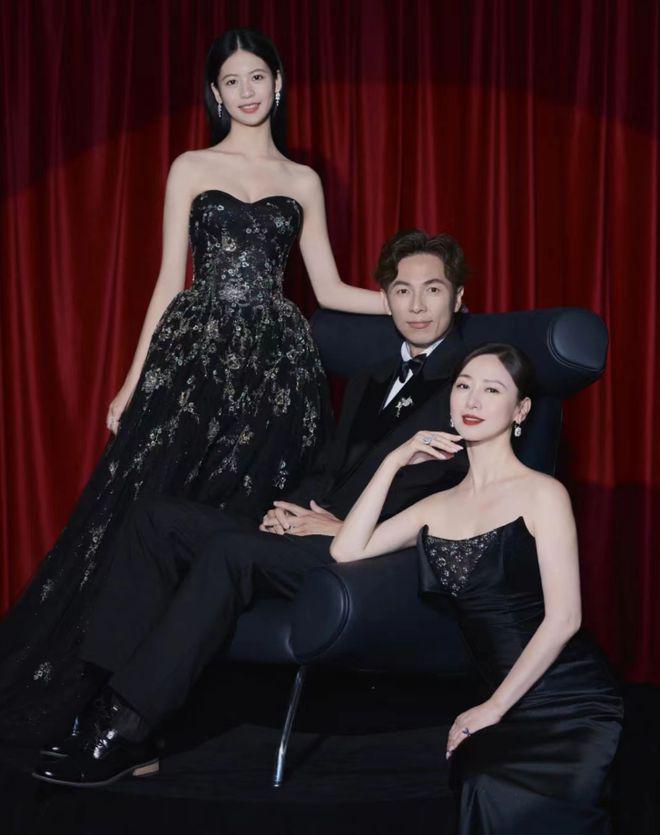 翁虹晒全家福为女儿庆生 16岁水晶长相甜美眼睛大