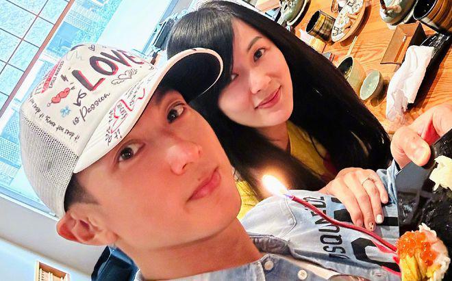 吴尊晒一家四口庆生照 女儿NeiNei变瘦许多