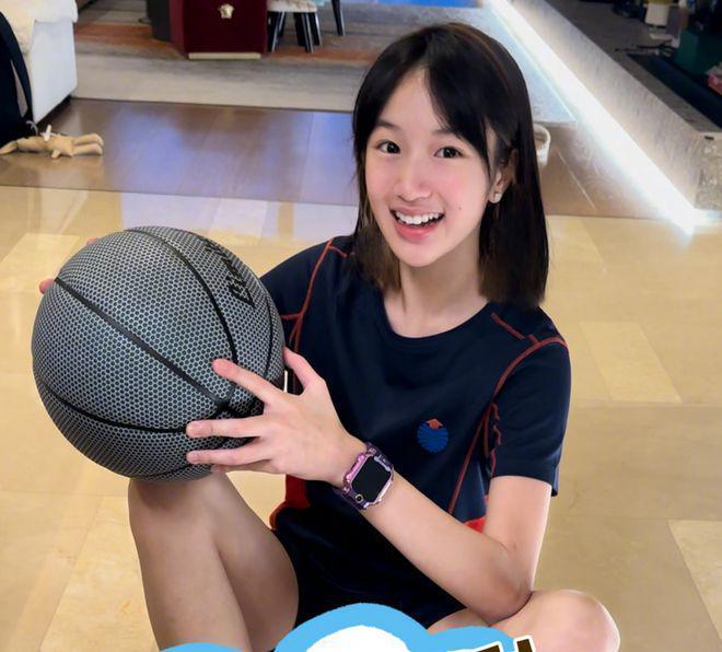 吴尊晒一家四口庆生照 女儿NeiNei变瘦许多