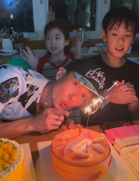 吴尊晒一家四口庆生照 女儿NeiNei变瘦许多