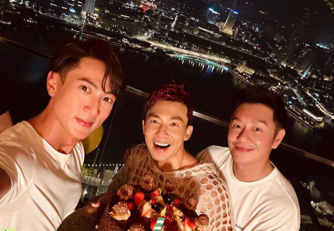 吴尊晒一家四口庆生照 女儿NeiNei变瘦许多