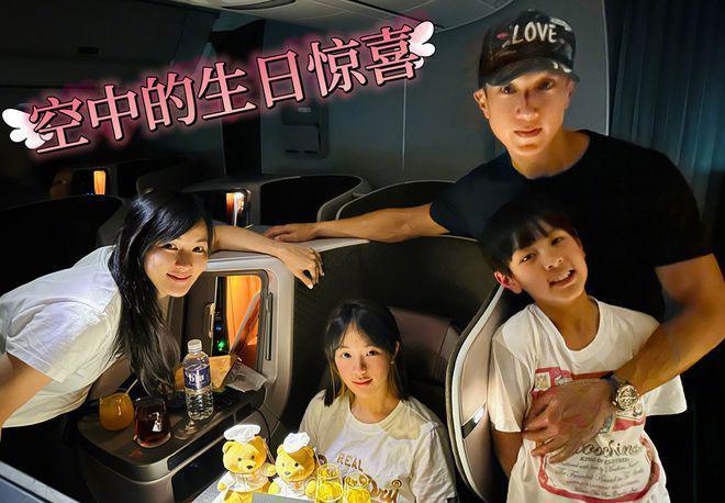 吴尊晒一家四口庆生照 女儿NeiNei变瘦许多