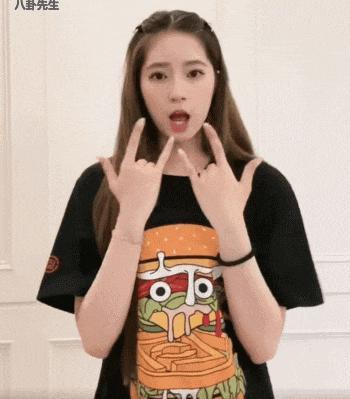 颜值不如姐姐还要硬出道？全靠姐姐帮忙带热度