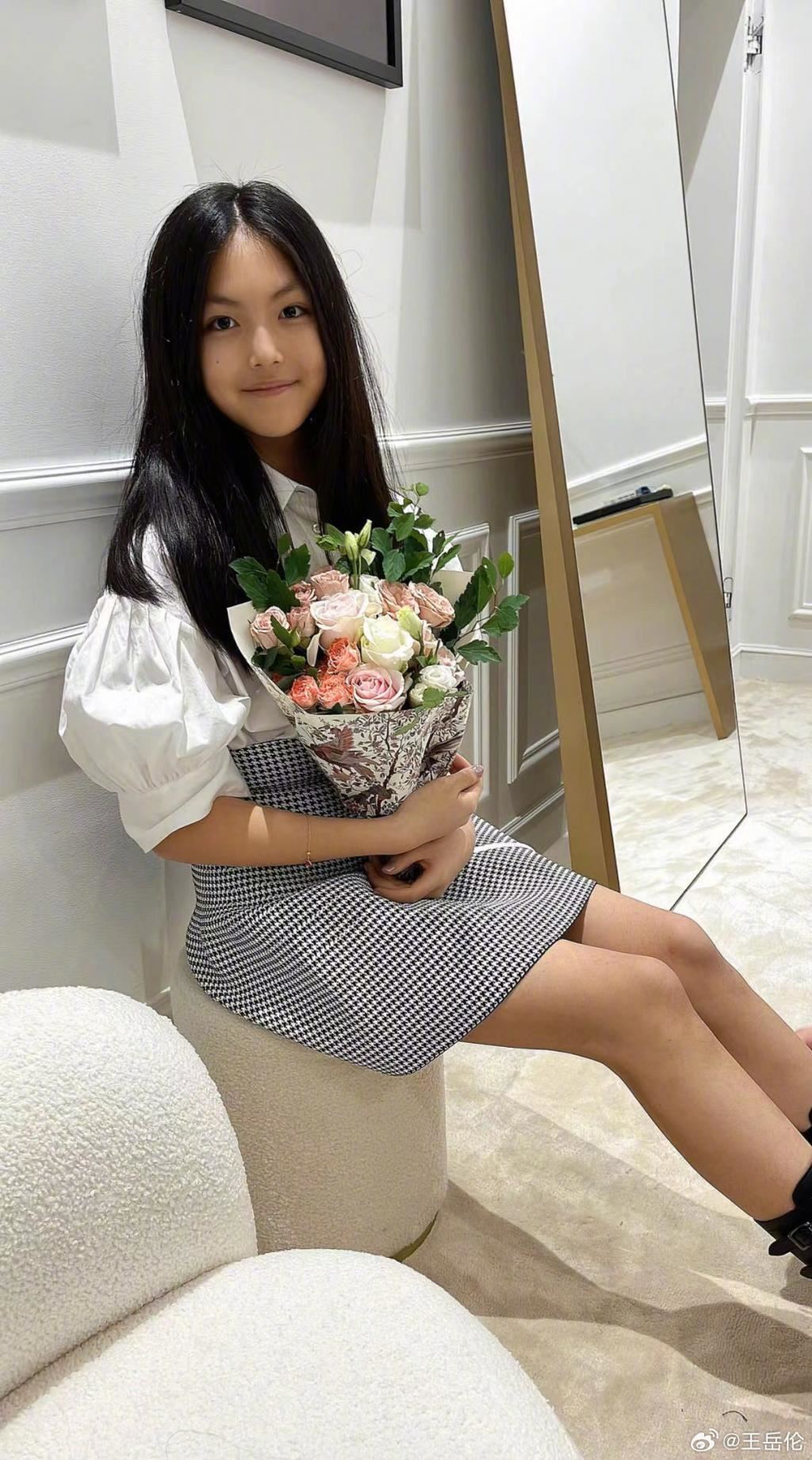 王岳伦为女儿庆生！王诗龄手捧鲜花露笑容