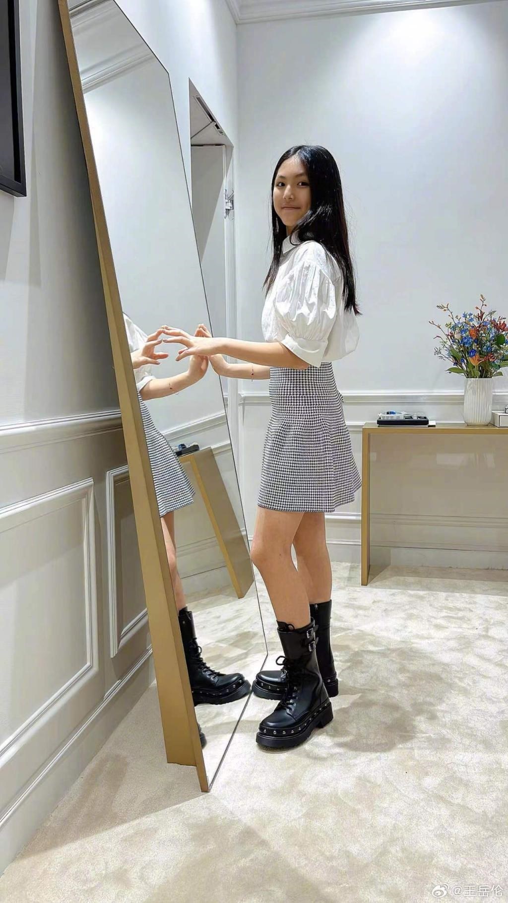 王岳伦为女儿庆生！王诗龄手捧鲜花露笑容